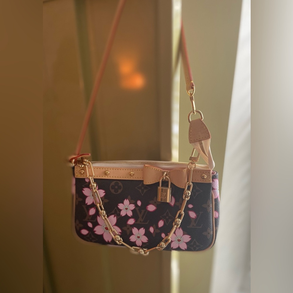 New brown floral handbag
Pochette size